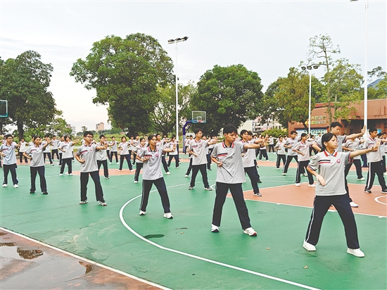 恩平全市60余所中小學校同步開展軍體拳訓練，以鏗鏘動作展現(xiàn)青春力量。