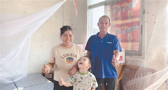 看到鶴山市雅瑤鎮(zhèn)建良村安置點(diǎn)配備完善，韋小江一家臉上露出了笑容。