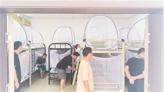 白沙街道應(yīng)急庇護(hù)中心內(nèi)，防蚊物資、醫(yī)療用品、食品等一應(yīng)俱全。