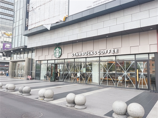 我市商戶(hù)、市民用各種小技巧加固玻璃幕墻。圖為開(kāi)平東匯城部分商戶(hù)貼“米”字膠帶防風(fēng)。