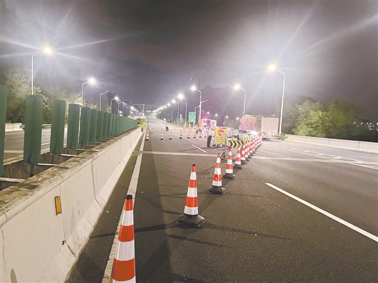 9月23日22時(shí)起，我市對(duì)外海大橋、潮連大橋、江順大橋?qū)嵤┙煌ü苤?。圖為江順大橋封橋現(xiàn)場(chǎng)。
