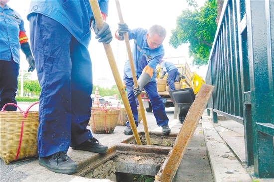 城管部門(mén)組織人員對(duì)轄區(qū)主干道的雨水口、雨水檢查井進(jìn)行重點(diǎn)清淤。