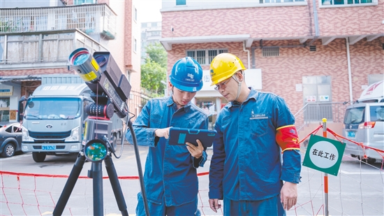 根據(jù)無(wú)人機(jī)實(shí)時(shí)傳回的畫(huà)面，運(yùn)維人員調(diào)整激光炮參數(shù)。受訪者供圖