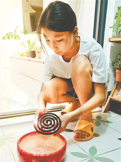 棠下實驗小學(xué)學(xué)生在家點蚊香。