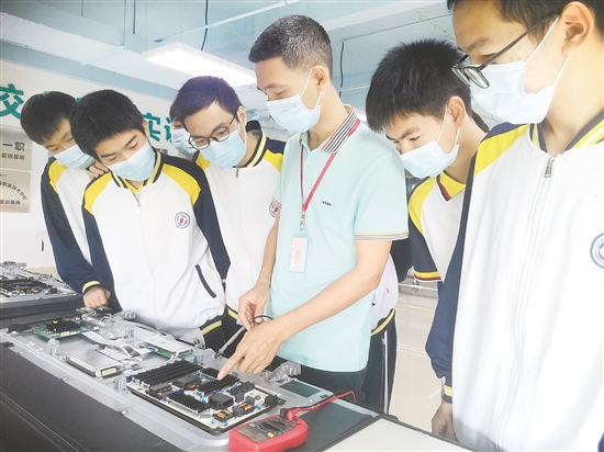 江門一職學(xué)生在企業(yè)實(shí)習(xí)。