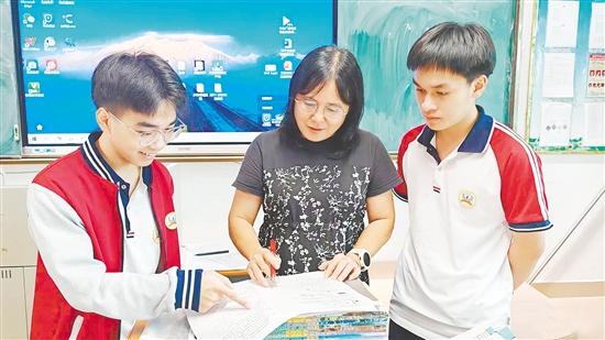 周玉貞（圖中）耐心輔導(dǎo)學(xué)生。