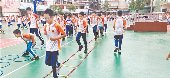 在西郊小學(xué)，田徑場(chǎng)不僅是強(qiáng)健體魄的跑道，更是錘煉意志品格的熔爐。