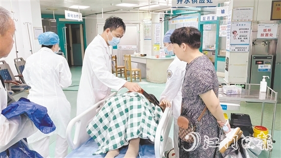 臺(tái)風(fēng)肆虐期間，醫(yī)護(hù)人員救治急癥患者。