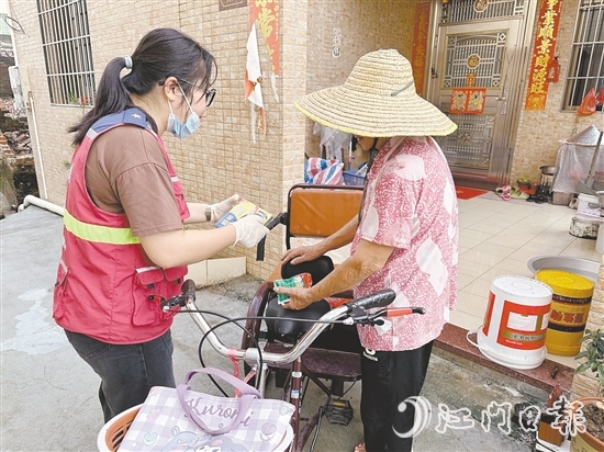 臺(tái)風(fēng)來臨前，網(wǎng)格員上門宣傳防蚊防臺(tái)風(fēng)知識(shí)，并派發(fā)滅蚊片、蚊香等。