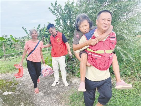 在各級黨組織和黨員努力下，納入轉(zhuǎn)移范圍的群眾全部轉(zhuǎn)移到位。