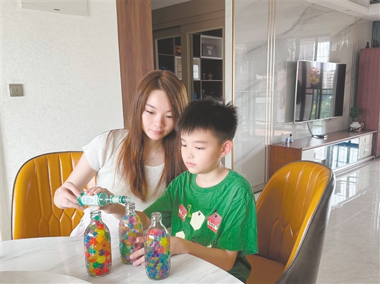 江門(mén)市農(nóng)林小學(xué)的學(xué)生在家里和家長(zhǎng)一起自制驅(qū)蚊水。