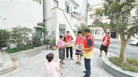 蓬江區(qū)杜阮鎮(zhèn)長(zhǎng)喬村新時(shí)代文明實(shí)踐站黨員干部向村民發(fā)放滅蚊煙片和《關(guān)于做好臺(tái)風(fēng)“樺加沙”防御及居家滅蚊告知書(shū)》。