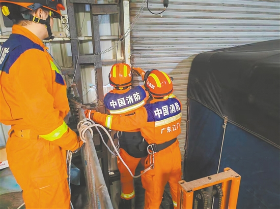 昨日14時(shí)許，江海區(qū)一處廠房卷簾門被強(qiáng)風(fēng)吹至變形，存在安全隱患，消防隊(duì)員立即趕赴現(xiàn)場，利用設(shè)備對變形門框進(jìn)行復(fù)位固定，并協(xié)助廠方轉(zhuǎn)移周邊易損物資。江海消防供圖