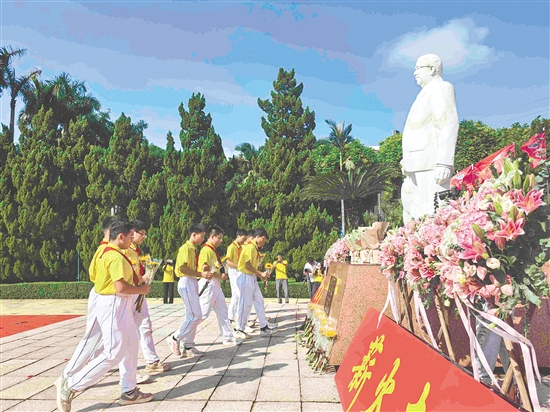 新會學(xué)子向陳經(jīng)綸先生石像獻(xiàn)花、鞠躬，表達(dá)心中的敬意和感恩之情。
