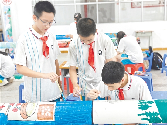 同學(xué)們在進(jìn)行“二十四節(jié)氣”主題塑料管作品創(chuàng)作。