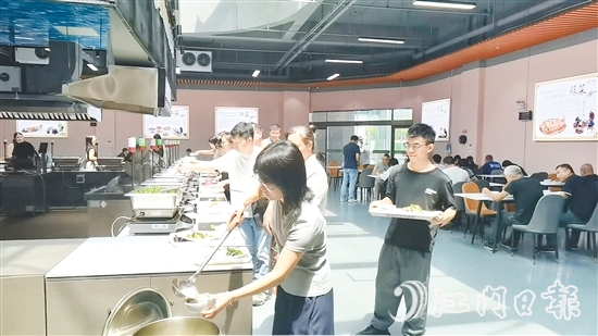 午飯時間，園區(qū)白領(lǐng)們在人和餐飲新概念智慧餐廳挑選心儀餐食。