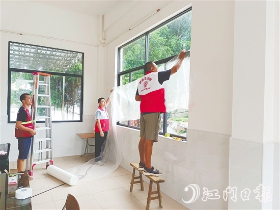 鶴山市各鎮(zhèn)（街）對(duì)應(yīng)急避難場(chǎng)所進(jìn)行全面消殺滅蚊、紗窗安裝等工作。