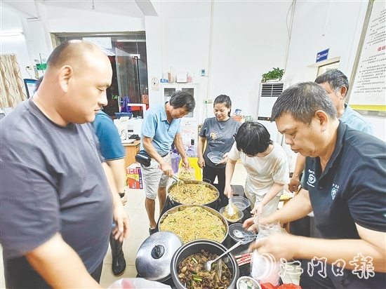 宅梧鎮(zhèn)靖村村委會(huì)為轉(zhuǎn)移群眾準(zhǔn)備暖心晚餐。