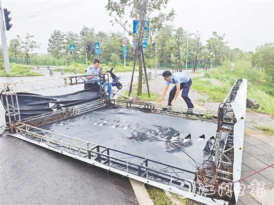 民輔警清理翻倒的廣告牌，確保群眾出行安全。