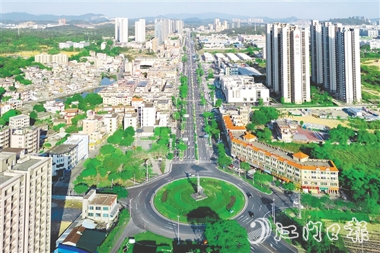 鶴城鎮(zhèn)鶴城大道。