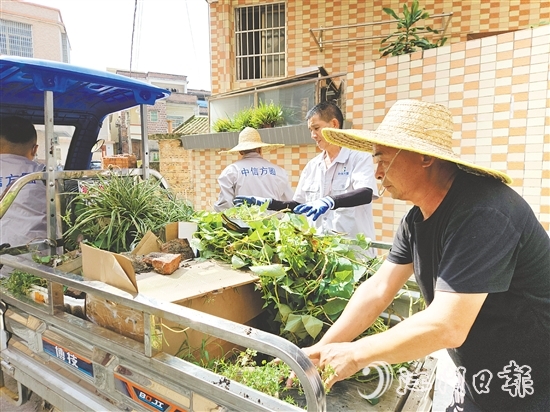 雅瑤鎮(zhèn)黨員干部下沉一線，清理積水和雜物垃圾。
