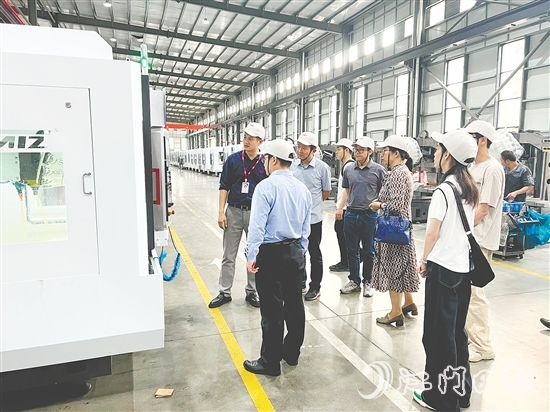 鶴山市科工商務(wù)局牽線廣東臺(tái)鉦智能裝備有限公司與五邑大學(xué)開展產(chǎn)學(xué)合作。