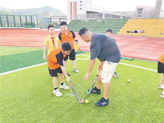 鶴山工業(yè)城第一小學(xué)曲棍球隊成立。