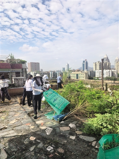 市直機(jī)關(guān)黨員干部到居民樓天臺(tái)等區(qū)域翻盆倒罐，清理雜草，消除積水，讓蚊子無處藏身。余太平