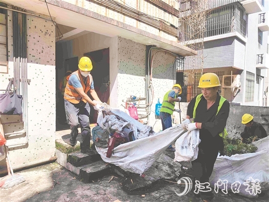 圭峰會城組織專業(yè)隊伍清理單車房堆積雜物。