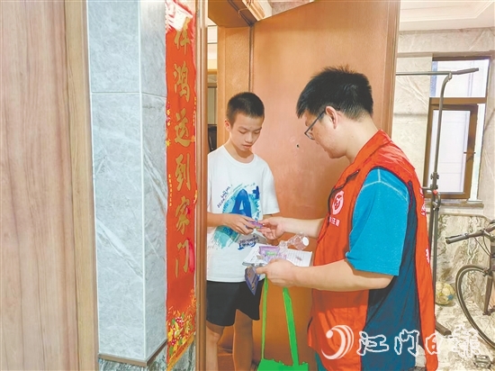 圭峰會城強(qiáng)化入戶宣傳，提升居民防蚊滅蚊意識。