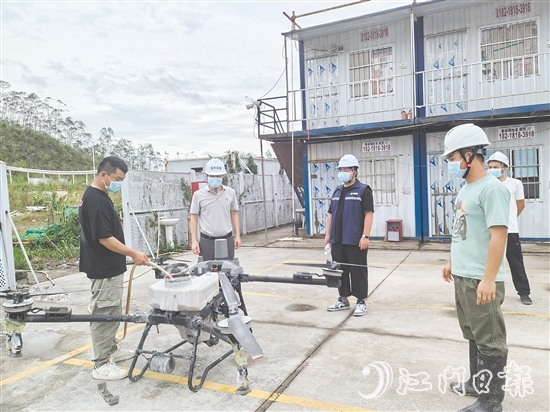 無人機單機可裝載70公斤液體，效率遠超人工。