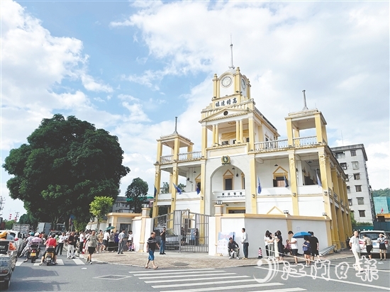 熟悉的恩平大鐘樓化身劇中的“濠港東區(qū)警署”，讓廣大恩平觀眾有了親切感。