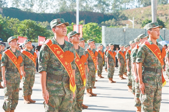 入伍新兵精神抖擻，躊躇滿志。