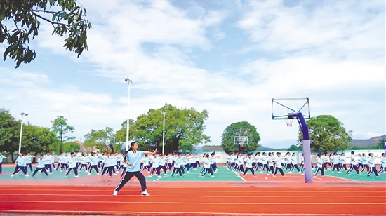 牛江鎮(zhèn)中心小學(xué)學(xué)生練習(xí)軍體拳。