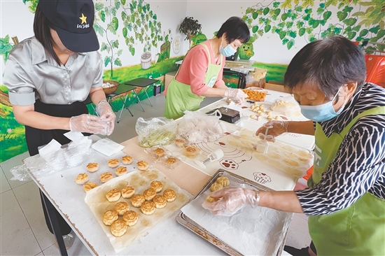 蓬江區(qū)上巷村村民在制作涼瓜月餅。