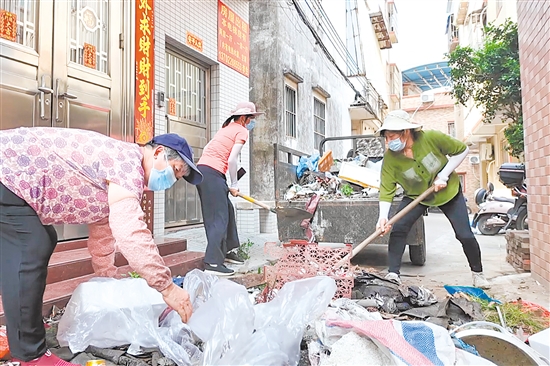 “大媽清掃隊”的隊員們主動犧牲休息時間，對村內(nèi)雜物進行徹底的清運處置。