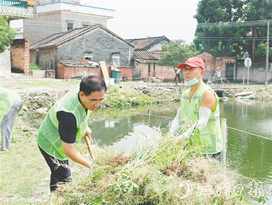 源林志愿服務(wù)隊(duì)與鎮(zhèn)村干部、居民群眾一起開展愛國衛(wèi)生行動(dòng)。