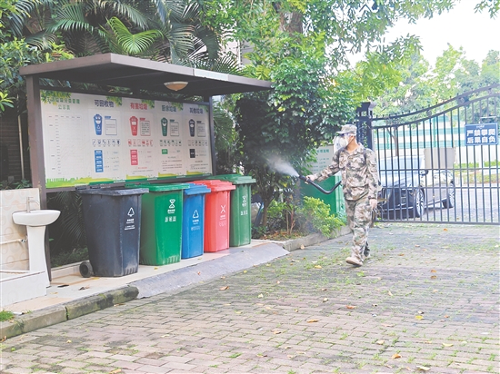 蓬江區(qū)直民兵應急成蚊消殺隊在環(huán)市街道開展消殺工作。任佳燕