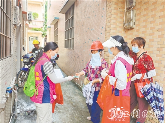 巾幗志愿者宣傳防蚊知識(shí)，發(fā)放滅蚊用品。