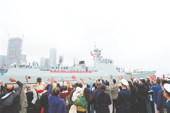 10月11日，中國(guó)海軍第48批護(hù)航編隊(duì)從山東青島某軍港解纜起航。這是儀式現(xiàn)場(chǎng)。新華社發(fā)