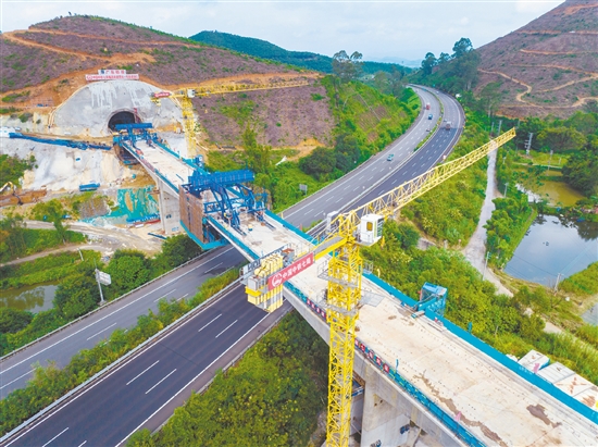 本次合龍的跨G94高速公路大橋總長314.5米，采用鋼管柱支架法現(xiàn)澆施工，實(shí)現(xiàn)了安全高效施工與保障公路暢通的雙重目標(biāo)。