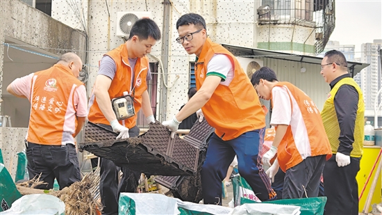 市工商聯(lián)組織商協(xié)會(huì)、企業(yè)志愿服務(wù)隊(duì)到社區(qū)協(xié)助清理垃圾。