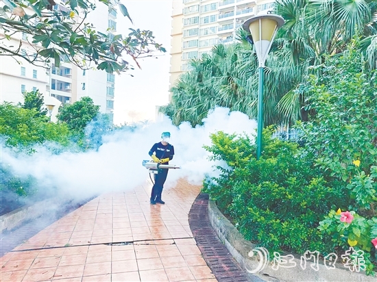 東成鎮(zhèn)錦江社區(qū)專職網(wǎng)格員張寶瑜對小區(qū)樓道、垃圾收集點(diǎn)及公共區(qū)域進(jìn)行全面消殺。