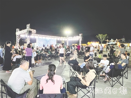夜幕降臨，恩平體育公園旁的“僑鄉(xiāng)夜瀾”夜市逐漸熱鬧起來。