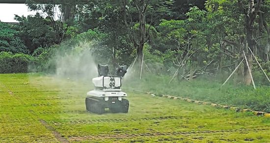 江門產(chǎn)研院聯(lián)合相關(guān)機構(gòu)研發(fā)的履帶式室外智能噴灑滅蚊自動化設(shè)備已投入使用。