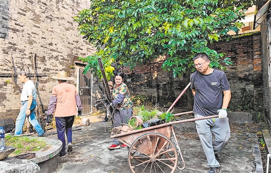 村民合力整治衛(wèi)生黑點，清運堆積雜物。