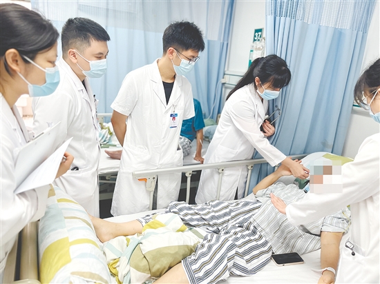 醫(yī)生為患者檢查身體。