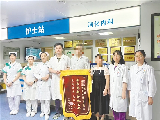 患者家屬送上錦旗。