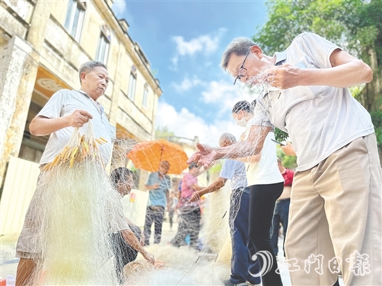 漁民們在選購漁網(wǎng)。