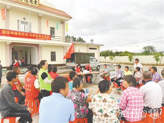 蒼城鎮(zhèn)城東村一改傳統(tǒng)模式，將宣講課堂搬到室外，組織村民圍坐一圈，向大家科普防疫知識(shí)。